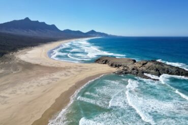 Le 4 Migliori Spiagge di Puerto del Rosario Fuerteventura: Emozioni tra Sabbia e Mare