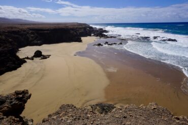 La Playa de Los Charcos e il Faro del Tostón: Gioielli Nascosti della Costa Nord-Ovest di Fuerteventura