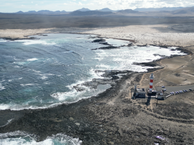 Playa de Los Charcos e il Faro del Tostón